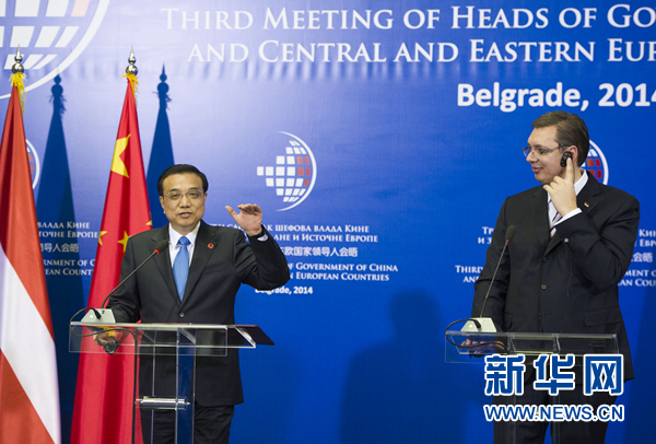 12月16日，國(guó)務(wù)院總理李克強(qiáng)在貝爾格萊德出席第三次中國(guó)-中東歐國(guó)家領(lǐng)導(dǎo)人會(huì)晤后，與塞爾維亞總理武契奇共同會(huì)見(jiàn)記者。 新華社記者黃敬文 攝