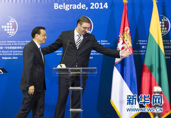 12月16日，國(guó)務(wù)院總理李克強(qiáng)在貝爾格萊德出席第三次中國(guó)-中東歐國(guó)家領(lǐng)導(dǎo)人會(huì)晤后，與塞爾維亞總理武契奇共同會(huì)見(jiàn)記者。 新華社記者黃敬文 攝