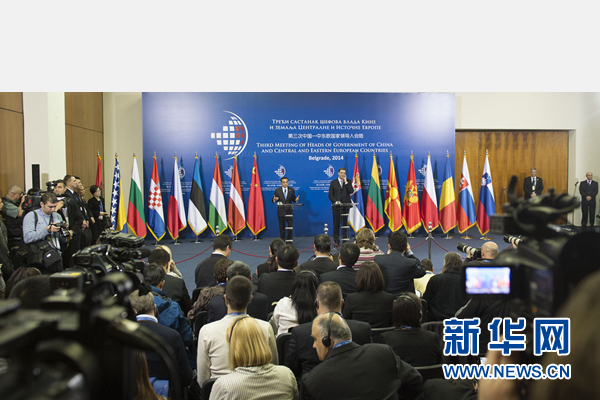 12月16日，國(guó)務(wù)院總理李克強(qiáng)在貝爾格萊德出席第三次中國(guó)-中東歐國(guó)家領(lǐng)導(dǎo)人會(huì)晤后，與塞爾維亞總理武契奇共同會(huì)見(jiàn)記者。 新華社記者黃敬文 攝