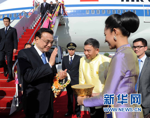 12月19日，中國國務(wù)院總理李克強(qiáng)抵達(dá)曼谷，出席大湄公河次區(qū)域經(jīng)濟(jì)合作領(lǐng)導(dǎo)人第五次會(huì)議。新華社記者饒愛民攝