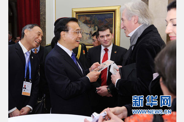 12月18日，中國國務(wù)院總理李克強在貝爾格萊德市政廳接受&ldquo;貝爾格萊德榮譽市民&rdquo;證書，塞爾維亞總理武契奇陪同出席。隨后，李克強同塞各界知名人士親切會見并互動交流。這是李克強同電影《瓦爾特保衛(wèi)薩拉熱窩》的演員薩馬爾季奇親切交談。新華社記者 饒愛民 攝