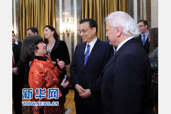 12月18日，中國國務(wù)院總理李克強在貝爾格萊德市政廳接受&ldquo;貝爾格萊德榮譽市民&rdquo;證書，塞爾維亞總理武契奇陪同出席。隨后，李克強同塞各界知名人士親切會見并互動交流。這是李克強同漢學(xué)家波普&mdash;采尼奇夫婦親切交談。新華社記者 饒愛民 攝