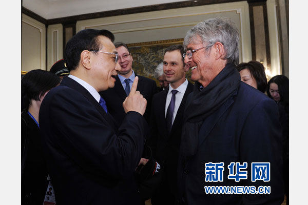 12月18日，中國國務(wù)院總理李克強在貝爾格萊德市政廳接受&ldquo;貝爾格萊德榮譽市民&rdquo;證書，塞爾維亞總理武契奇陪同出席。隨后，李克強同塞各界知名人士親切會見并互動交流。這是李克強同著名足球教練米盧蒂諾維奇親切交談。新華社記者 饒愛民 攝