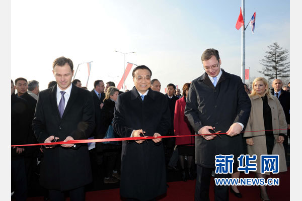 12月18日，中國國務院總理李克強在貝爾格萊德同塞爾維亞總理武契奇共同出席貝爾格萊德跨多瑙河大橋竣工儀式。這是李克強與武契奇為新建成的大橋剪彩。新華社記者 饒愛民 攝