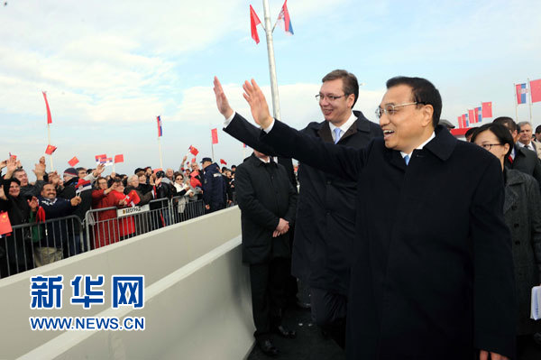 12月18日，中國國務院總理李克強在貝爾格萊德同塞爾維亞總理武契奇共同出席貝爾格萊德跨多瑙河大橋竣工儀式。這是李克強與武契奇在儀式現(xiàn)場向塞爾維亞群眾揮手致意。新華社記者 饒愛民 攝