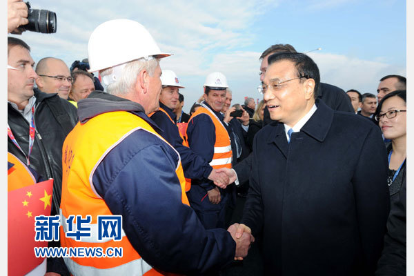 12月18日，中國國務院總理李克強在貝爾格萊德同塞爾維亞總理武契奇共同出席貝爾格萊德跨多瑙河大橋竣工儀式。這是李克強同大橋建設者親切交流。新華社記者 饒愛民 攝