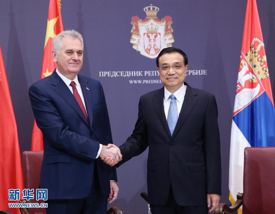 12月18日，中國(guó)國(guó)務(wù)院總理李克強(qiáng)在貝爾格萊德會(huì)見(jiàn)塞爾維亞總統(tǒng)尼科利奇。 新華社記者姚大偉攝