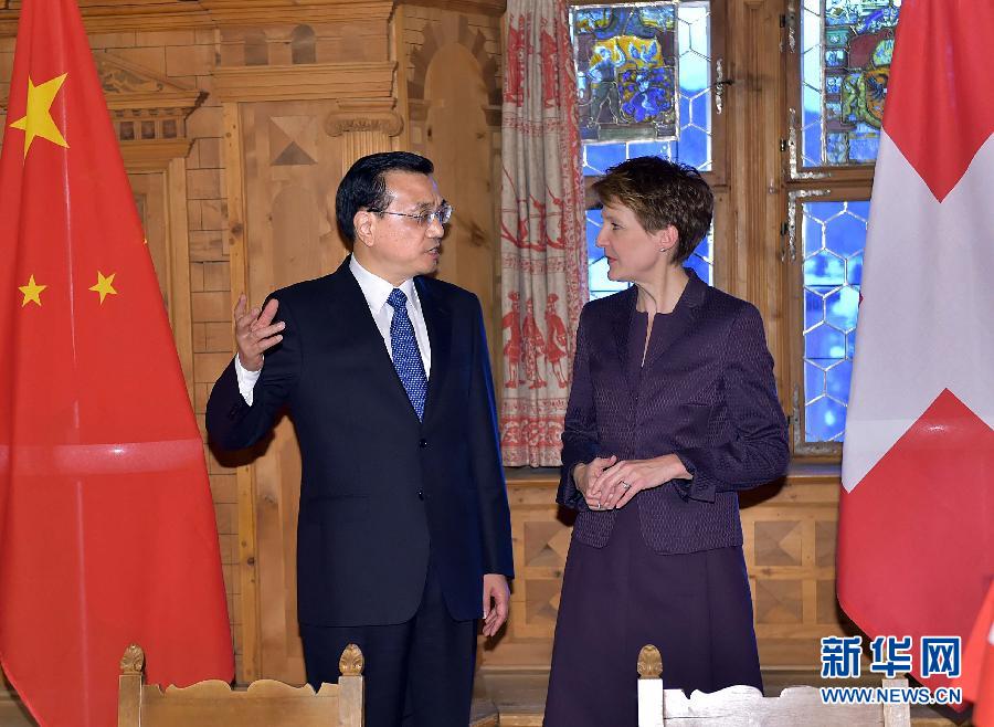 1月21日，國務(wù)院總理李克強(qiáng)在達(dá)沃斯同瑞士聯(lián)邦主席索馬魯加舉行會(huì)談。這是會(huì)談結(jié)束后，李克強(qiáng)與索馬魯加共同出席雙邊金融、食品、藥品、科研、人員往來等領(lǐng)域合作文件簽字儀式。新華社記者 李濤 攝