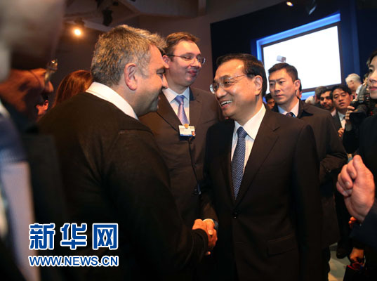 1月21日，中國(guó)國(guó)務(wù)院總理李克強(qiáng)在瑞士達(dá)沃斯舉行的世界經(jīng)濟(jì)論壇全會(huì)發(fā)表特別致辭并回答提問。這是李克強(qiáng)在致辭后同與會(huì)嘉賓親切交談。新華社記者 劉衛(wèi)兵 攝