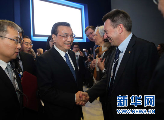 1月21日，中國(guó)國(guó)務(wù)院總理李克強(qiáng)在瑞士達(dá)沃斯舉行的世界經(jīng)濟(jì)論壇全會(huì)發(fā)表特別致辭并回答提問。這是李克強(qiáng)在致辭前同與會(huì)嘉賓親切交談。新華社記者 劉衛(wèi)兵 攝