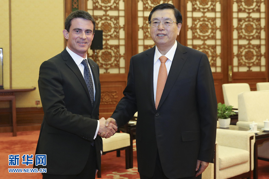 1月30日，全國(guó)人大常委會(huì)委員長(zhǎng)張德江在北京人民大會(huì)堂會(huì)見法國(guó)總理瓦爾斯。 新華社記者丁林 攝 