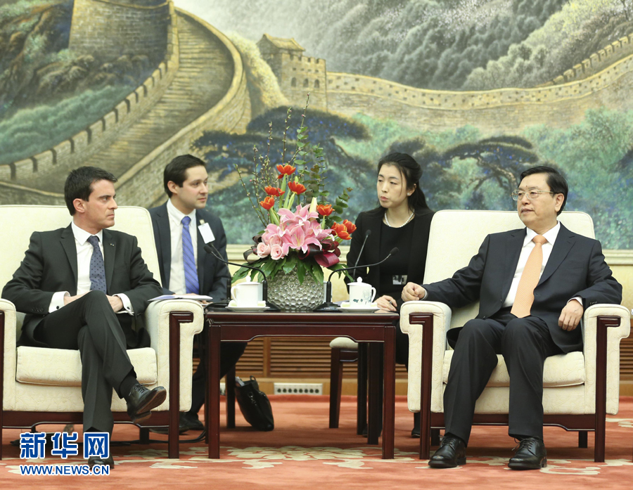 1月30日，中國(guó)全國(guó)人大常委會(huì)委員長(zhǎng)張德江在北京人民大會(huì)堂會(huì)見法國(guó)總理瓦爾斯。 新華社記者丁林 攝 