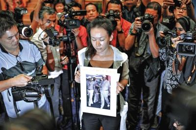 1月29日，在得知即將召開有關MH370的發(fā)布會后，一些乘客家屬成員到場。