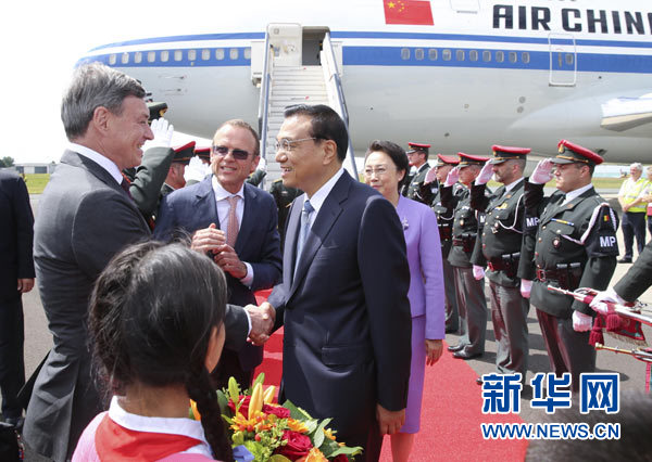 當(dāng)?shù)貢r(shí)間6月28日下午，經(jīng)中歐雙方商定，國(guó)務(wù)院總理李克強(qiáng)乘專(zhuān)機(jī)抵達(dá)比利時(shí)首都布魯塞爾，出席第十七次中國(guó)歐盟領(lǐng)導(dǎo)人會(huì)晤。李克強(qiáng)總理夫人程虹同機(jī)抵達(dá)。歐盟和比利時(shí)政府高級(jí)官員到阿貝拉格機(jī)場(chǎng)迎接。新華社記者 龐興雷 攝 