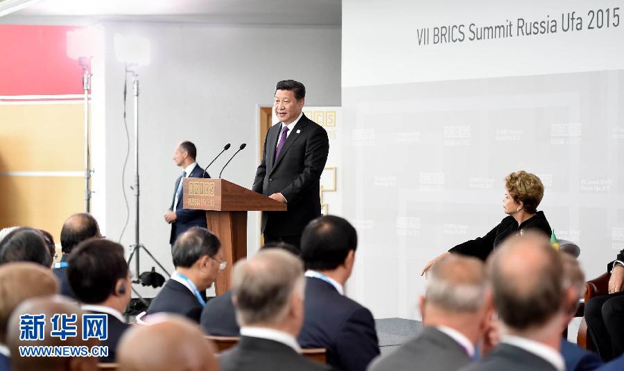 7月9日，金磚國家領導人同金磚國家工商理事會代表對話會在俄羅斯烏法舉行。中國國家主席習近平、俄羅斯總統(tǒng)普京、巴西總統(tǒng)羅塞夫、印度總理莫迪、南非總統(tǒng)祖馬等共同出席。新華社記者 張鐸 攝 