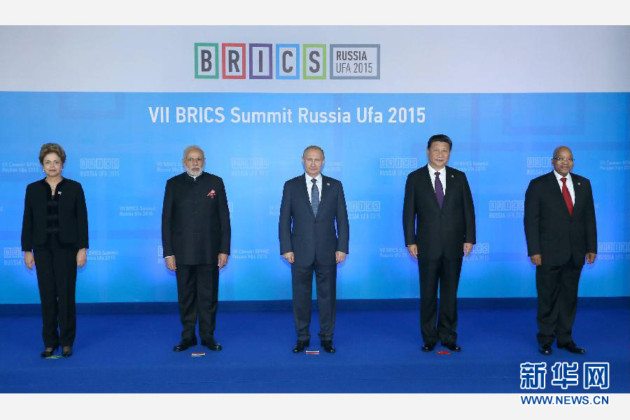 7月9日，金磚國(guó)家領(lǐng)導(dǎo)人第七次會(huì)晤在俄羅斯烏法舉行。中國(guó)國(guó)家主席習(xí)近平、俄羅斯總統(tǒng)普京、巴西總統(tǒng)羅塞夫、印度總理莫迪、南非總統(tǒng)祖馬出席。這是金磚國(guó)家領(lǐng)導(dǎo)人集體合影。新華社記者 龐興雷 攝