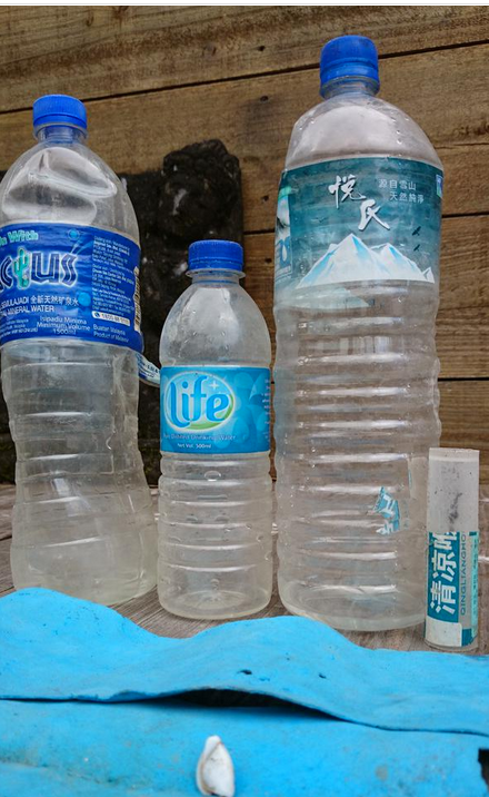 MH370之謎新證據(jù)？留尼汪島現(xiàn)兩馬來礦泉水瓶 一中國藥膏