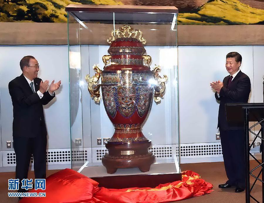 9月27日，國(guó)家主席習(xí)近平在紐約出席中國(guó)向聯(lián)合國(guó)贈(zèng)送&ldquo;和平尊&rdquo;儀式。聯(lián)合國(guó)秘書長(zhǎng)潘基文出席。 新華社記者 李濤 攝 