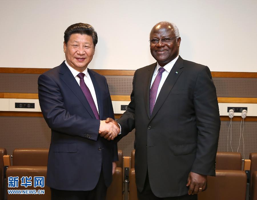 9月27日，國家主席習(xí)近平在紐約會見塞拉利昂總統(tǒng)科羅馬。新華社記者 龐興雷 攝 