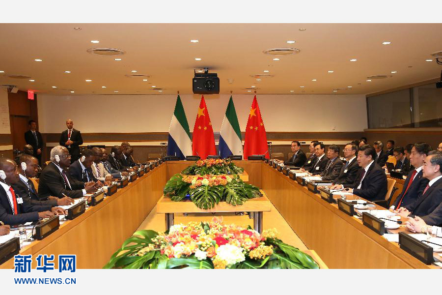 9月27日，國家主席習(xí)近平在紐約會見塞拉利昂總統(tǒng)科羅馬。新華社記者 龐興雷 攝