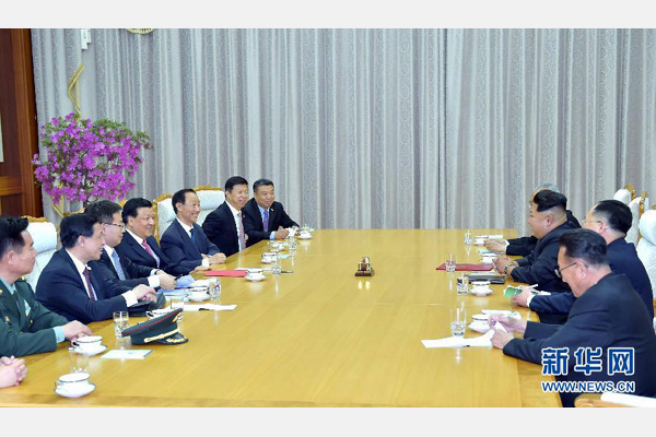 10月9日，中共中央政治局常委、中央書記處書記劉云山在平壤百花園迎賓館會(huì)見朝鮮勞動(dòng)黨第一書記金正恩。 新華社記者 李濤 攝 