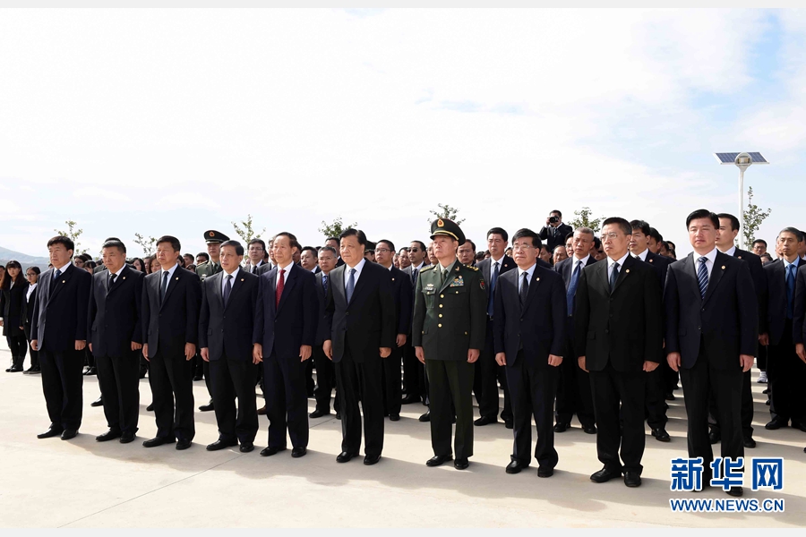 10月11日，中共中央政治局常委、中央書記處書記劉云山專程趕赴安州祭掃中國人民志愿軍烈士陵園，向中國人民志愿軍烈士敬獻花籃并默哀。 新華社記者 饒愛民 攝