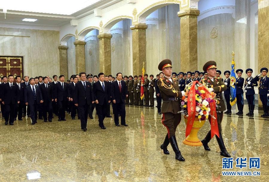 10月11日，中共中央政治局常委、中央書記處書記劉云山前往錦繡山太陽宮，向金日成主席和金正日總書記塑像敬獻花籃。 新華社記者饒愛民攝