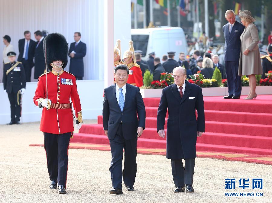 這是習近平在伊麗莎白二世女王的丈夫菲利普親王的陪同下檢閱儀仗隊。新華社記者 龐興雷 攝
