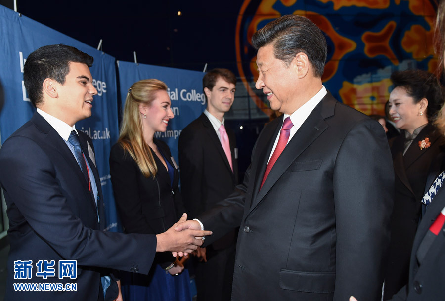 10月21日，國家主席習(xí)近平在倫敦參觀帝國理工學(xué)院。 新華社記者謝環(huán)馳 攝