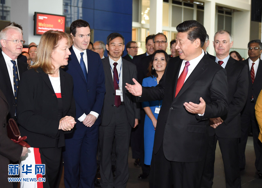 10月21日，國家主席習(xí)近平在倫敦參觀帝國理工學(xué)院。這是習(xí)近平同該校員工親切交談。 新華社記者 謝環(huán)馳 攝