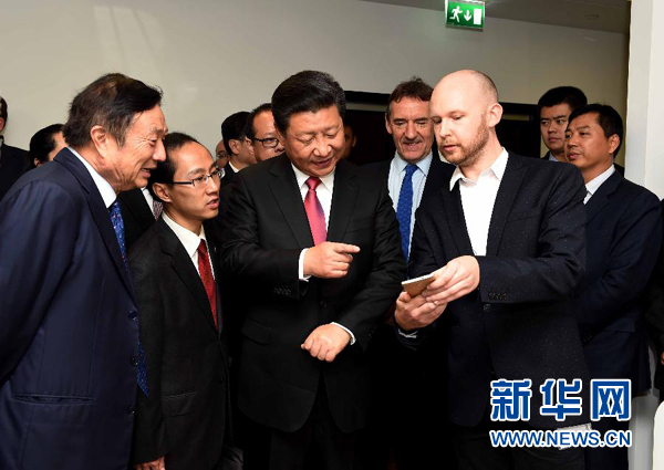 10月21日，國家主席習(xí)近平在倫敦參觀華為英國公司。 新華社記者 饒愛民 攝