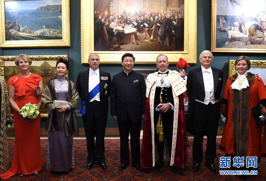 當(dāng)?shù)貢r間10月21日，國家主席習(xí)近平在倫敦金融城市政廳發(fā)表題為《共倡開放包容共促和平發(fā)展》的重要演講。這是習(xí)近平和夫人彭麗媛同嘉賓合影。 新華社記者 饒愛民 攝