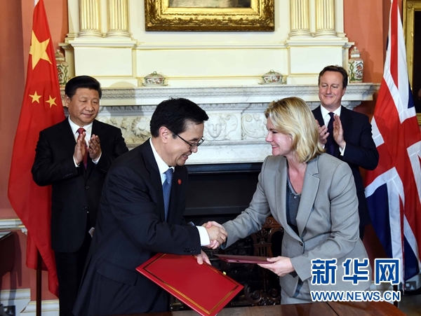 10月21日，國家主席習(xí)近平在倫敦唐寧街首相府同英國首相卡梅倫舉行會談。這是會談結(jié)束后，兩國領(lǐng)導(dǎo)人共同見證雙邊合作文件的簽署。新華社記者 饒愛民 攝 