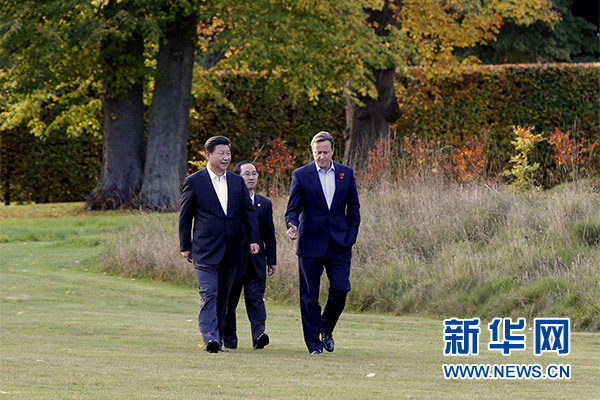 這是習近平與卡梅倫漫步草坪，邊走邊談。新華社記者 鞠鵬攝