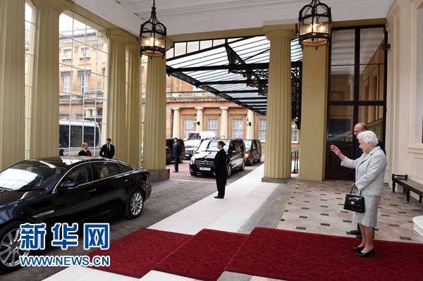 10月22日，國(guó)家主席習(xí)近平和夫人彭麗媛離開(kāi)白金漢宮。離開(kāi)前，英國(guó)女王伊麗莎白二世和丈夫菲利普親王專門前來(lái)同習(xí)近平夫婦親切話別。新華社記者 饒愛(ài)民 攝 