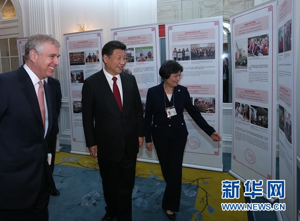 10月22日，國家主席習近平在倫敦出席全英孔子學院和孔子課堂年會開幕式。這是習近平參觀全英孔子學院和孔子課堂成果圖片展。 新華社記者 龐興雷 攝