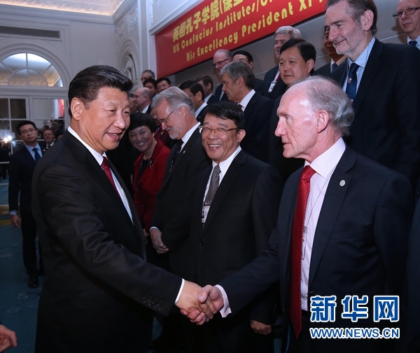 10月22日，國家主席習近平在倫敦出席全英孔子學院和孔子課堂年會開幕式。這是習近平同參加開幕式的嘉賓親切交談。 新華社記者 龐興雷 攝 