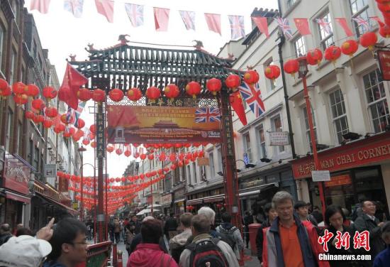 習(xí)近平主席訪問(wèn)英國(guó)，倫敦唐人街掛出大紅燈籠和中英兩國(guó)國(guó)旗。 <a target='_blank' ><p  align=