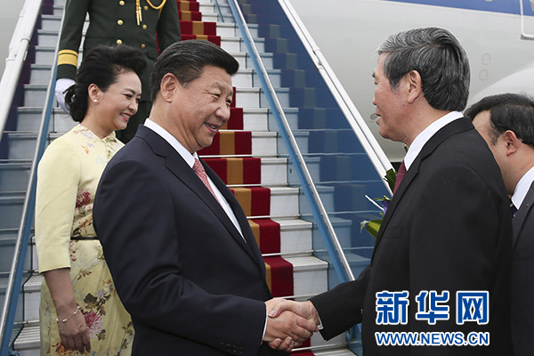 11月5日，中共中央總書(shū)記、國(guó)家主席習(xí)近平抵達(dá)越南首都河內(nèi)，開(kāi)始對(duì)越南進(jìn)行國(guó)事訪問(wèn)。這是越南高級(jí)官員到機(jī)場(chǎng)迎接習(xí)近平和夫人彭麗媛。新華社記者蘭紅光攝 