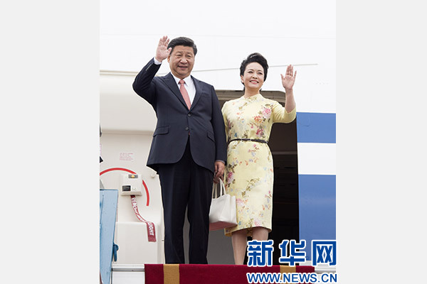 11月5日，中共中央總書(shū)記、國(guó)家主席習(xí)近平抵達(dá)越南首都河內(nèi)，開(kāi)始對(duì)越南進(jìn)行國(guó)事訪問(wèn)。這是習(xí)近平和夫人彭麗媛步出艙門(mén)向歡迎人群揮手致意。新華社記者 李學(xué)仁 攝