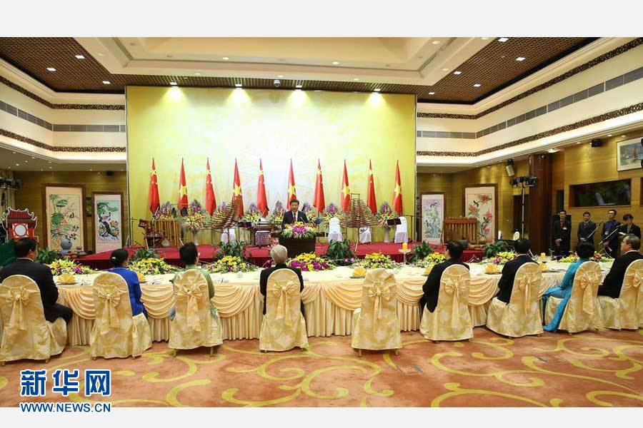 11月5日，中共中央總書記、國家主席習(xí)近平和夫人彭麗媛出席越共中央總書記阮富仲和越南國家主席張晉創(chuàng)在河內(nèi)國際會議中心舉行的盛大歡迎晚宴。新華社記者 龐興雷 攝 