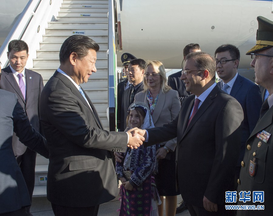  11月14日，國家主席習(xí)近平抵達(dá)土耳其安塔利亞，應(yīng)土耳其共和國總統(tǒng)埃爾多安邀請，出席二十國集團(tuán)領(lǐng)導(dǎo)人第十次峰會。土耳其高級官員到機(jī)場迎接習(xí)近平主席一行。新華社記者 李學(xué)仁 攝 