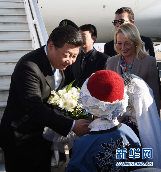 11月14日，國家主席習(xí)近平抵達(dá)土耳其安塔利亞，應(yīng)土耳其共和國總統(tǒng)埃爾多安邀請，出席二十國集團(tuán)領(lǐng)導(dǎo)人第十次峰會。這是土耳其兒童向習(xí)近平主席獻(xiàn)花。新華社記者 饒愛民 攝 