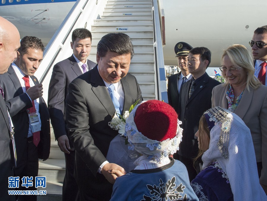 11月14日，國家主席習(xí)近平抵達(dá)土耳其安塔利亞，應(yīng)土耳其共和國總統(tǒng)埃爾多安邀請，出席二十國集團(tuán)領(lǐng)導(dǎo)人第十次峰會。這是土耳其兒童向習(xí)近平主席獻(xiàn)花。新華社記者 李學(xué)仁 攝 