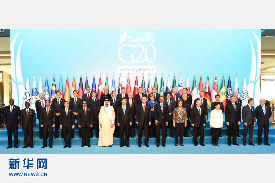 11月15日，中國國家主席習(xí)近平出席在土耳其安塔利亞舉行的二十國集團(tuán)領(lǐng)導(dǎo)人第十次峰會。這是習(xí)近平主席同與會領(lǐng)導(dǎo)人合影。 新華社記者李學(xué)仁 攝 