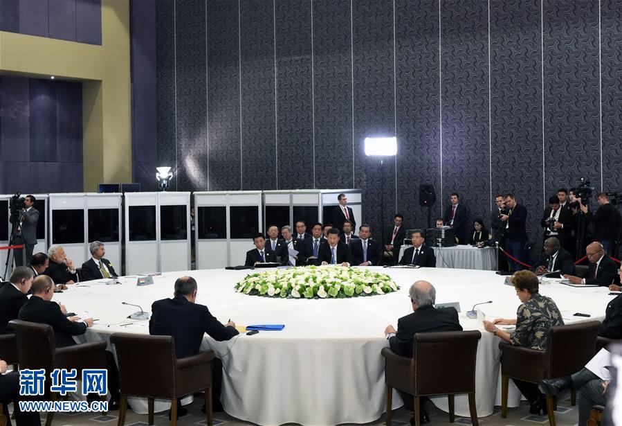  11月15日，金磚國(guó)家領(lǐng)導(dǎo)人非正式會(huì)晤在土耳其安塔利亞舉行，中國(guó)國(guó)家主席習(xí)近平、俄羅斯總統(tǒng)普京、印度總理莫迪、南非總統(tǒng)祖馬、巴西總統(tǒng)羅塞夫出席。習(xí)近平在會(huì)上發(fā)表題為《開拓機(jī)遇應(yīng)對(duì)挑戰(zhàn)》的重要講話。 新華社記者 饒愛民 攝 