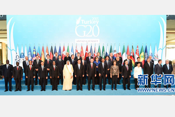 11月15日，二十國集團領導人第十次峰會在土耳其安塔利亞舉行。國家主席習近平出席并發(fā)表題為《創(chuàng)新增長路徑共享發(fā)展成果》的重要講話。這是習近平主席同與會領導人合影。 新華社記者 李學仁 攝