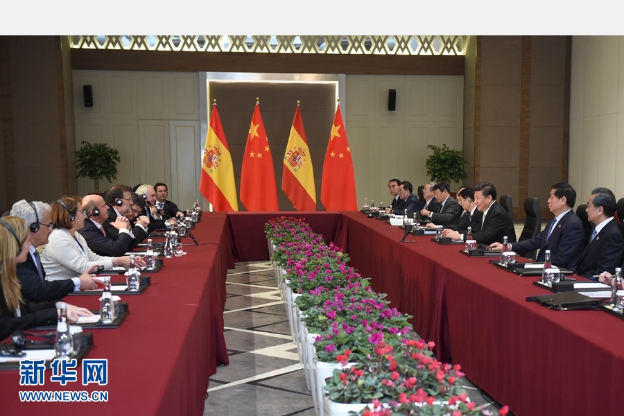 11月16日，國家主席習近平在土耳其安塔利亞會見西班牙首相拉霍伊。 新華社記者 張鐸 攝