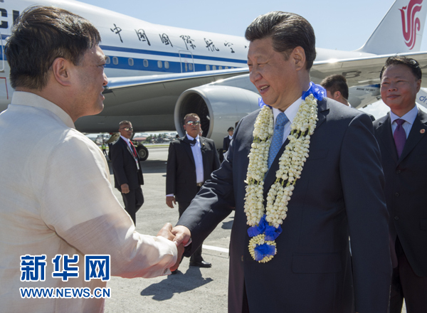 11月17日，國家主席習(xí)近平抵達(dá)菲律賓首都馬尼拉尼諾&middot;阿基諾國際機(jī)場，出席即將舉行的亞太經(jīng)合組織第二十三次領(lǐng)導(dǎo)人非正式會議。菲律賓高級官員到機(jī)場迎接習(xí)近平主席。新華社記者李學(xué)仁攝