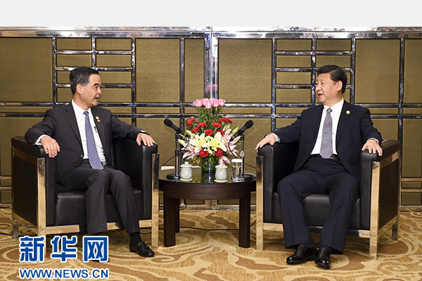 11月18日，國家主席習(xí)近平在菲律賓馬尼拉會見前來出席亞太經(jīng)合組織第二十三次領(lǐng)導(dǎo)人非正式會議的香港特別行政區(qū)行政長官梁振英。新華社記者謝環(huán)馳攝